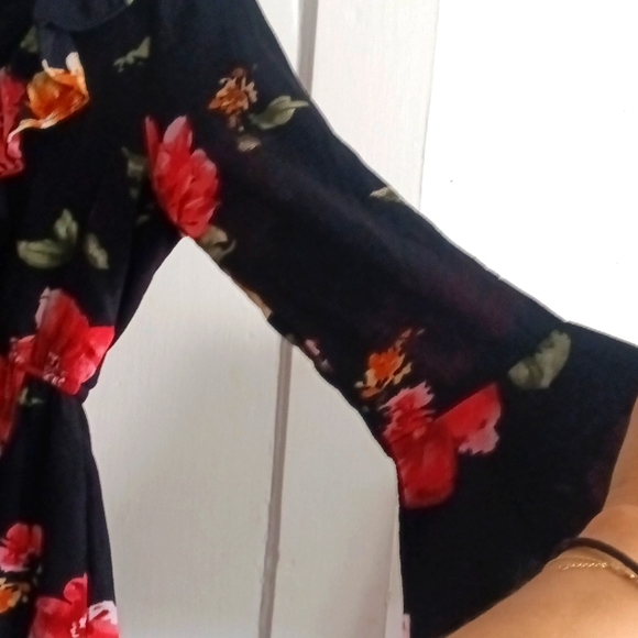 Black & Floral Shorts Romper 🔥💕 - Picture 5 of 8